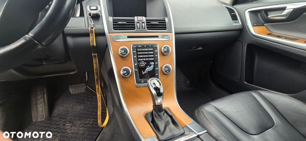 Volvo XC 60 D4 R-Design - 26