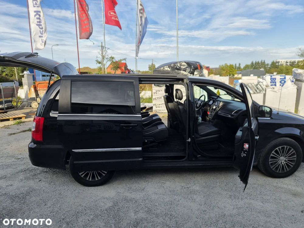 Chrysler Town & Country - 6