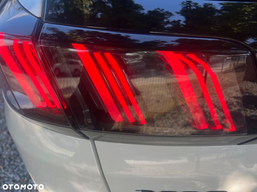 Peugeot 3008 Plug-In Hybrid 225 e-EAT8 GT - 8