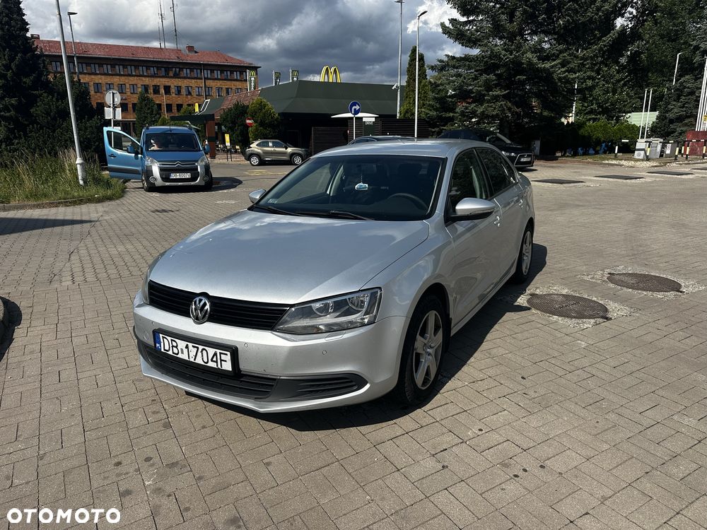 Volkswagen Jetta - 1