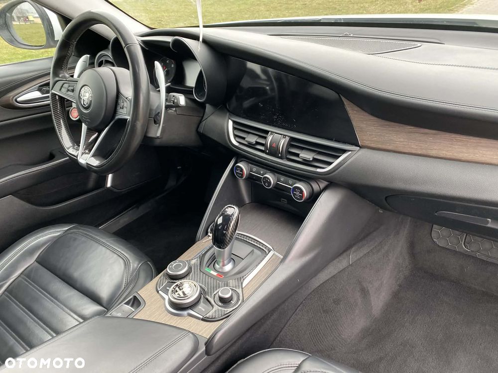 Alfa Romeo Giulia 2.2 AT8 Super - 12