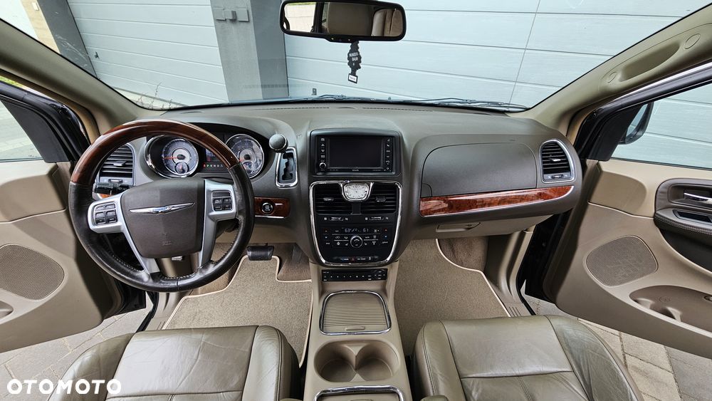Chrysler Town & Country 3.6 Limited - 16