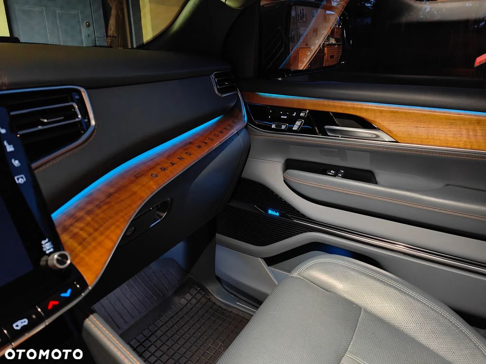 Jeep Grand Wagoneer - 19
