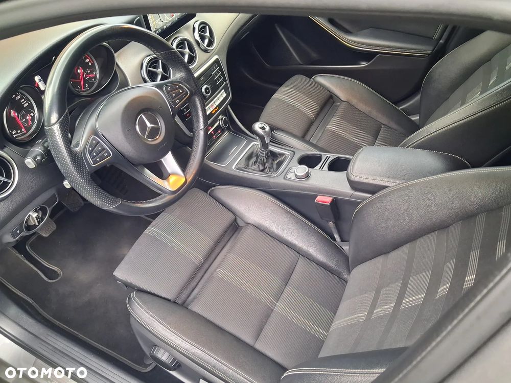 Mercedes-Benz GLA 180 AMG Line - 35