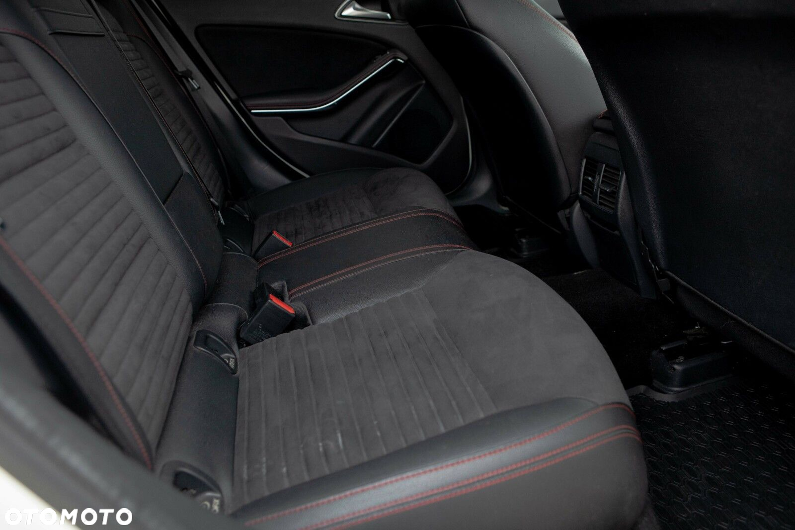 Mercedes-Benz GLA 220 4-Matic AMG Line - 27