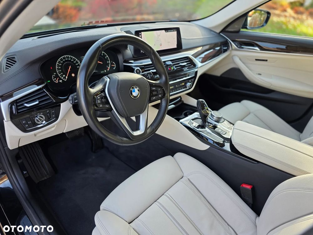 BMW Seria 5 530i xDrive Luxury Line sport - 9