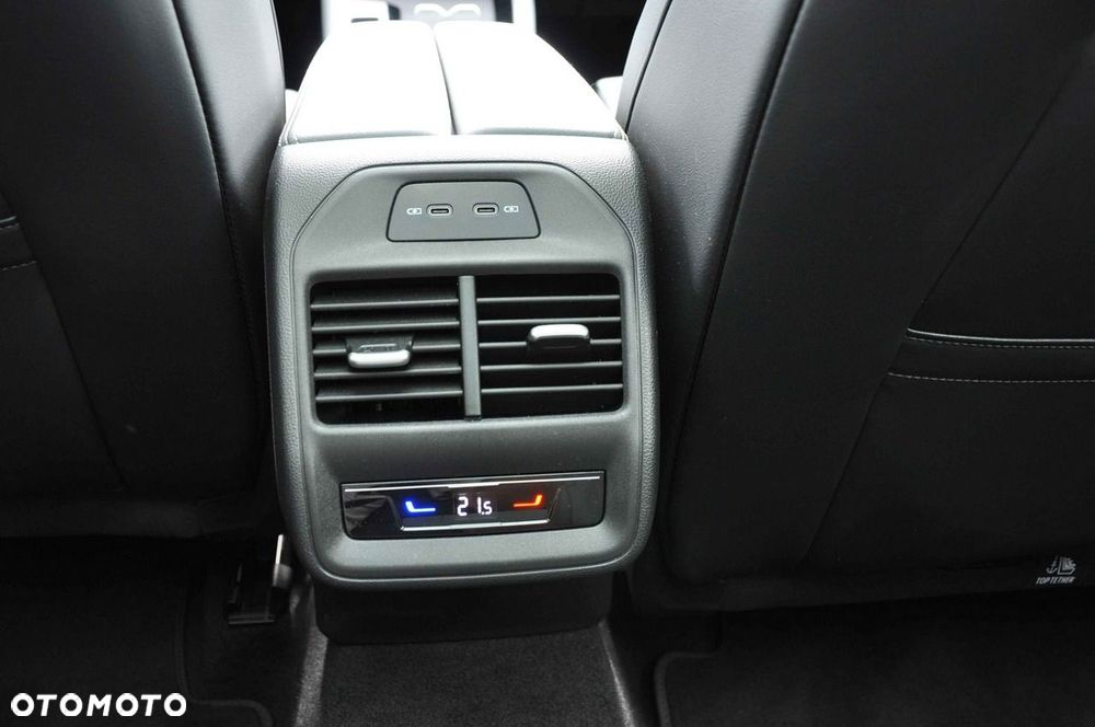 Volkswagen Passat Variant 2.0 TDI SCR DSG Elegance - 32