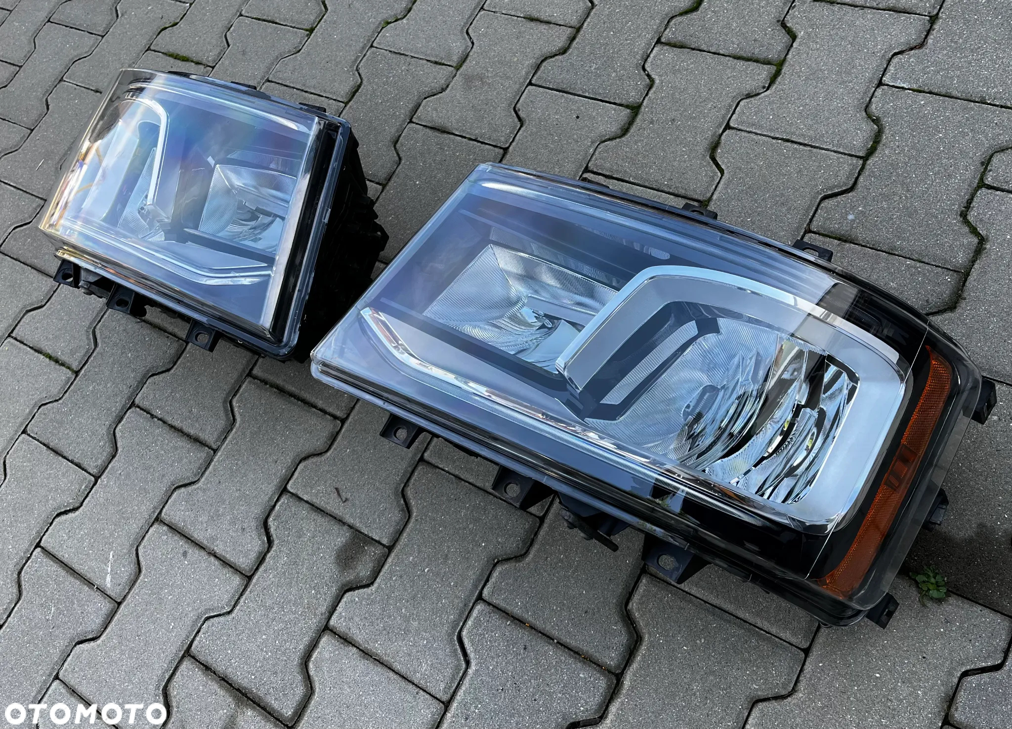LAMPA REFLEKTOR SCANIA R S NOWY MODEL - 2
