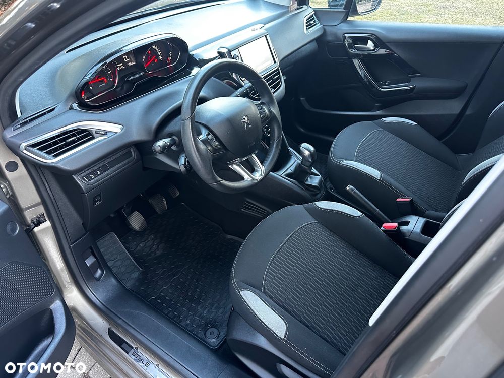 Peugeot 208 PureTech 82 Urban Move - 17