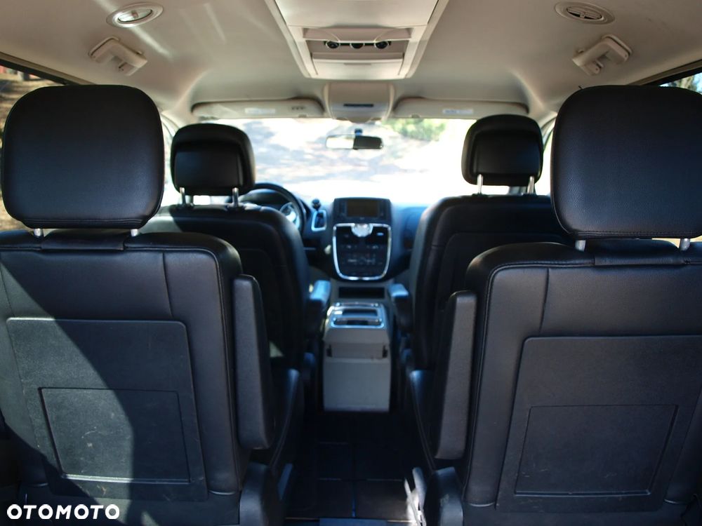 Chrysler Town & Country - 16