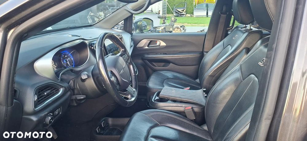 Chrysler Pacifica - 12