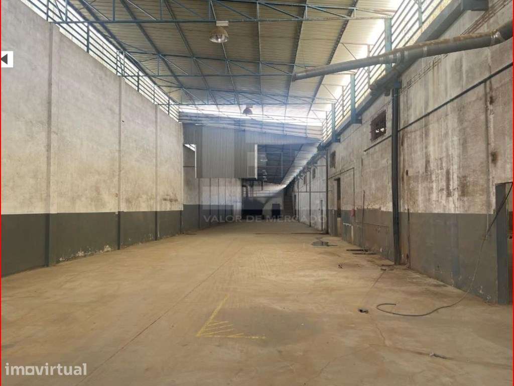 O armazém, está implantado em terreno com 2.149 m². - Grande imagem: 3/6