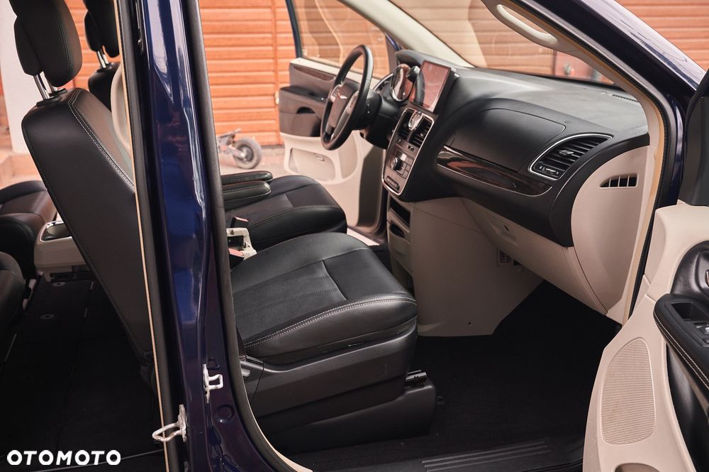 Chrysler Town & Country - 21