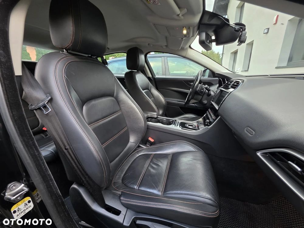 Jaguar XE 2.0 D Prestige - 15