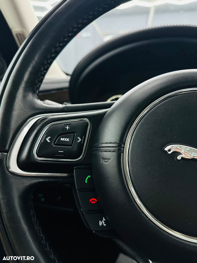 Jaguar XJ 30d Premium Luxury - 35