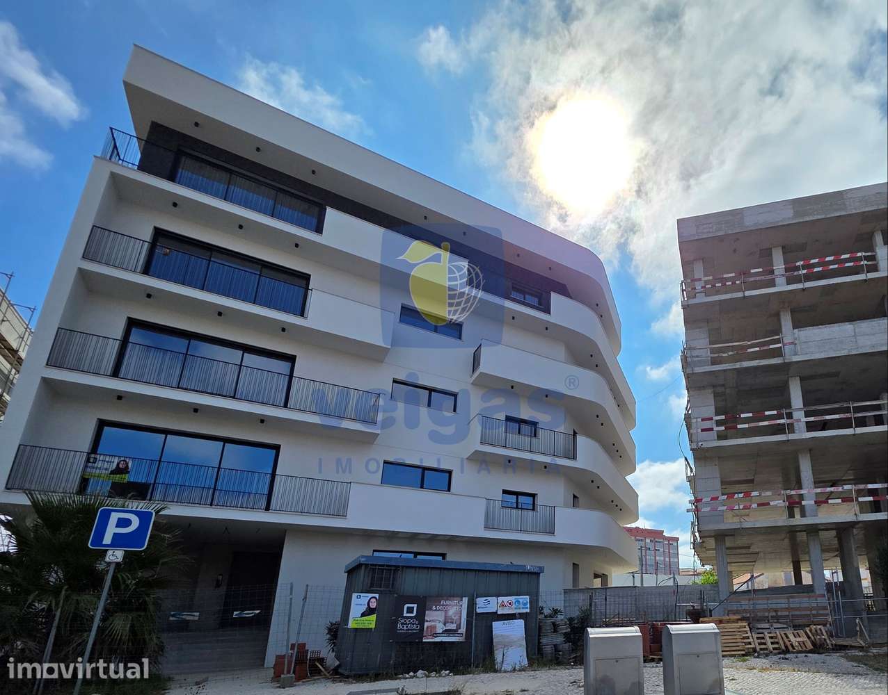 T2 com Terraço, Rés do Chão com Estacionamento, VMC e Ar Condicionado - Grande imagem: 2/19