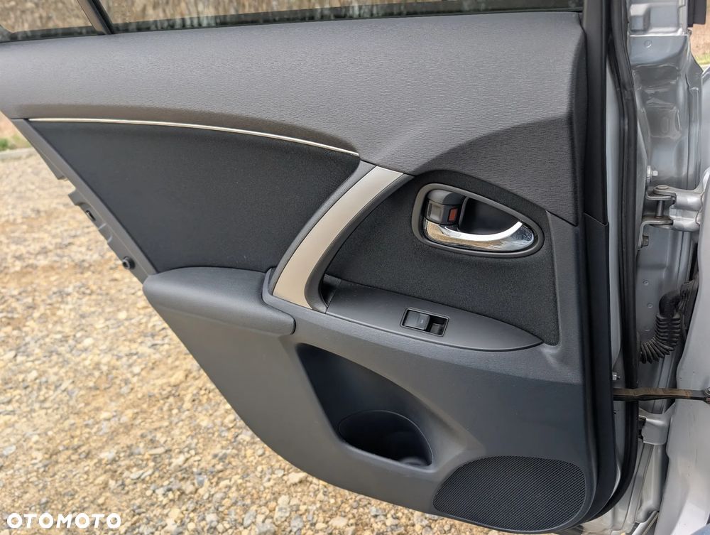 Toyota Avensis 1.8 Premium EU5 - 19