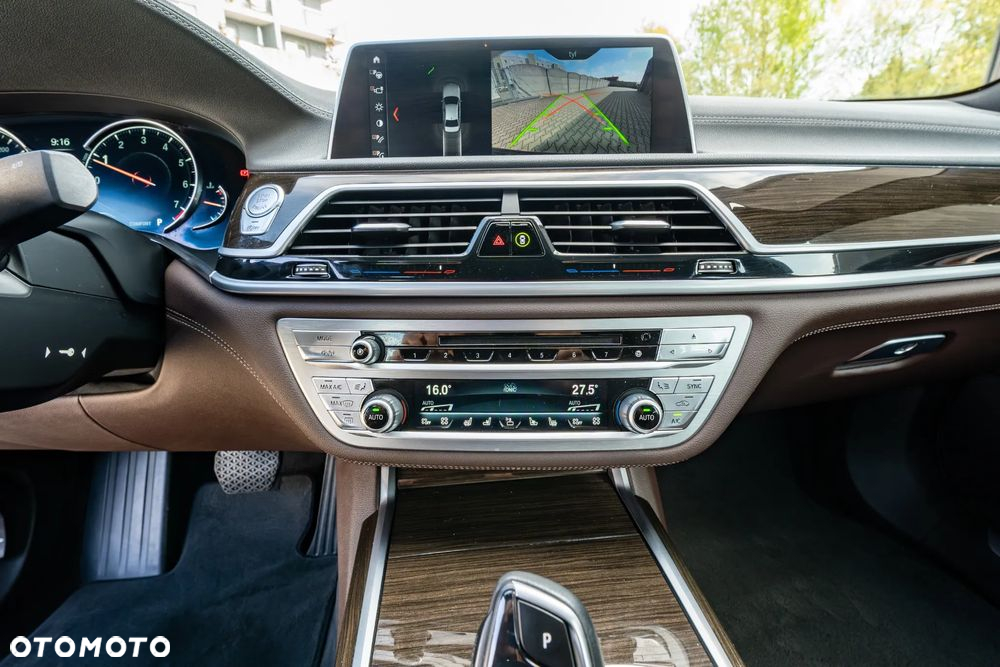 BMW Seria 7 750Li xDrive - 17