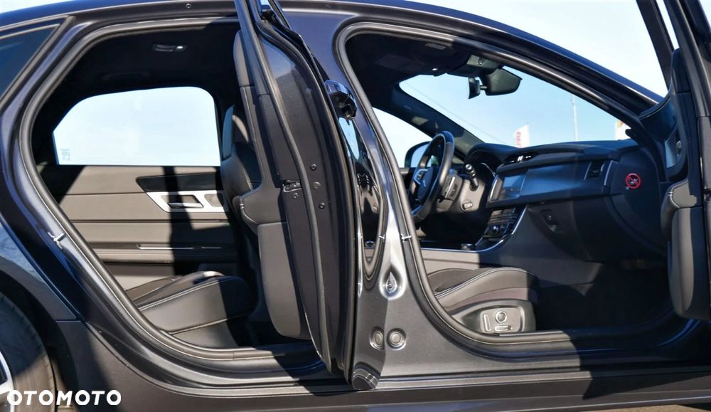 Jaguar XF 20d R-Sport - 23