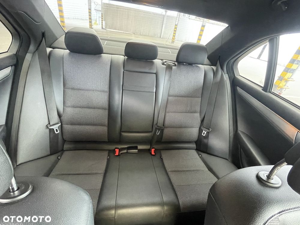 Mercedes-Benz Klasa C 300 CDI 4Matic 7G-TRONIC Avantgarde Edition - 16