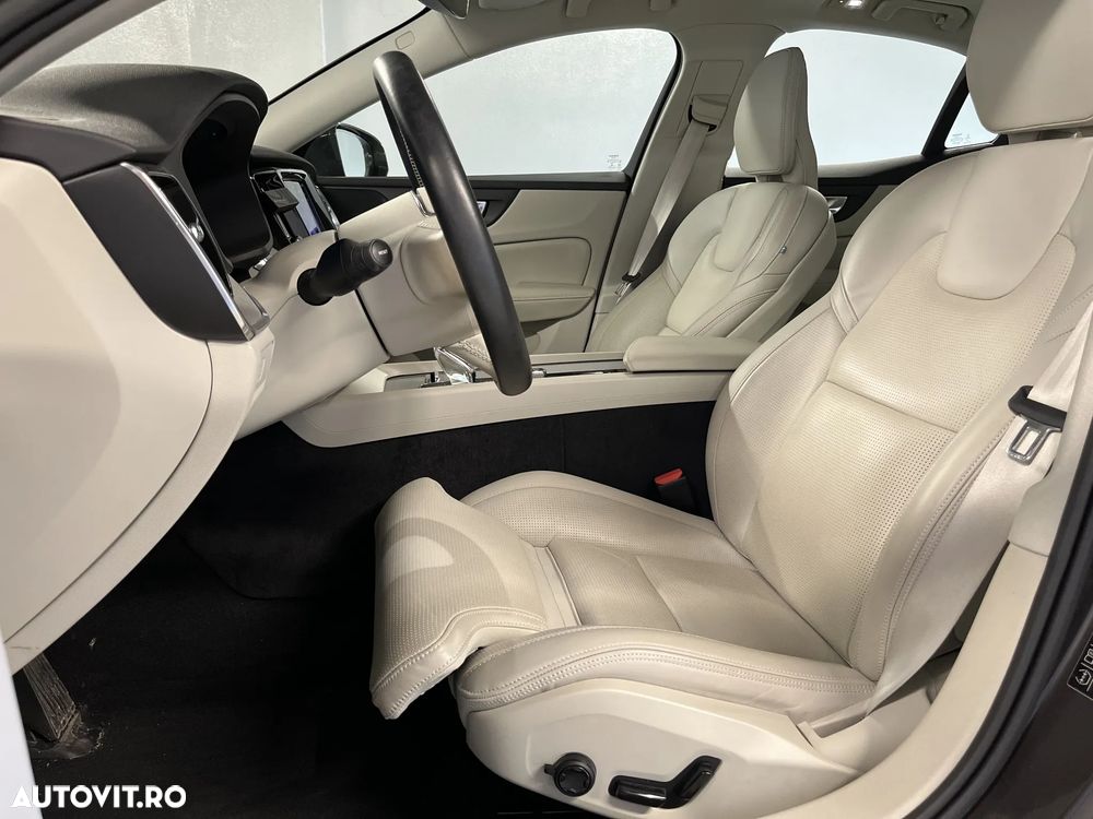Volvo S60 B4 MHEV AT Plus Dark - 31