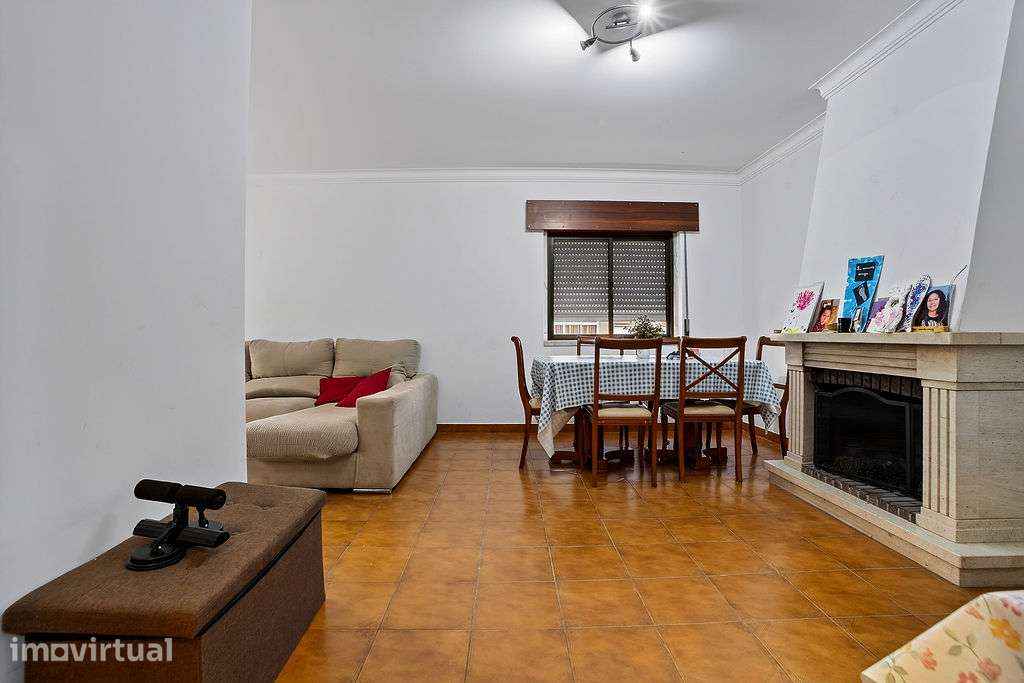 Apartamento T2 com Varanda, Lareira e Arrecadação - Grande imagem: 2/21