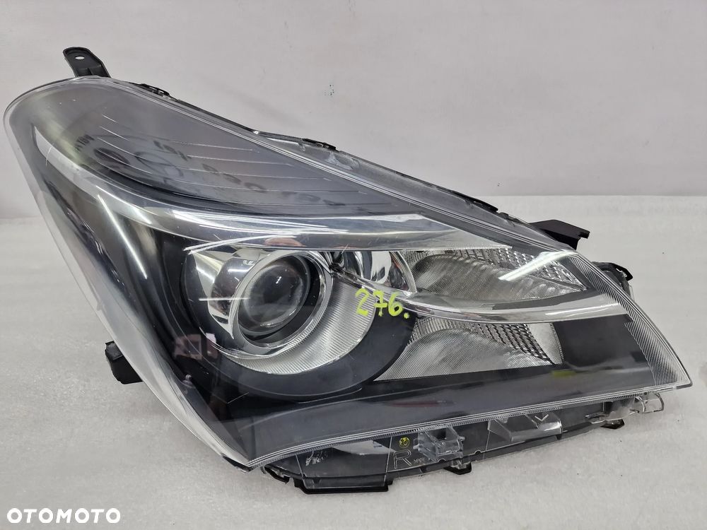 TOYOTA YARIS III 3 LIFT 14- PRAWA LAMPA PRZEDNIA PRZÓD SOCZEWKA , NR KOITO 0D-160 , NR AUKCJI LA276 - 1