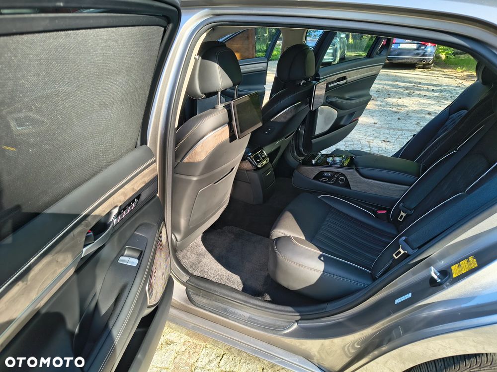 Genesis G90 - 24
