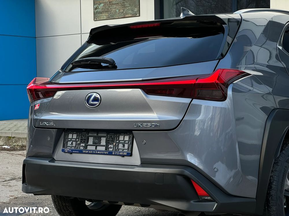 Lexus UX 250h FWD Executive - 9