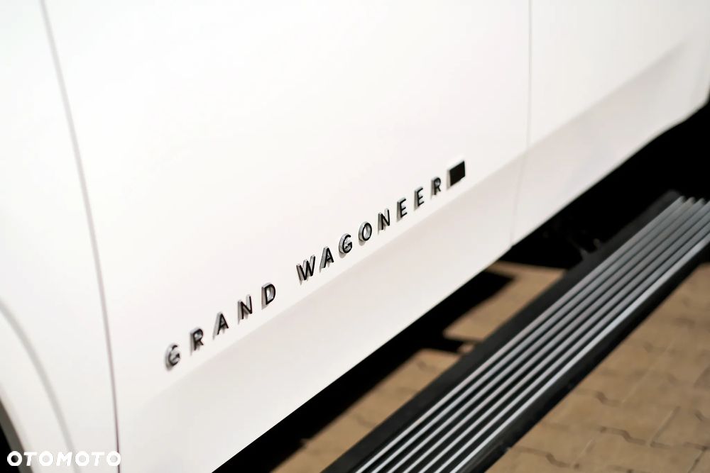 Jeep Grand Wagoneer - 17