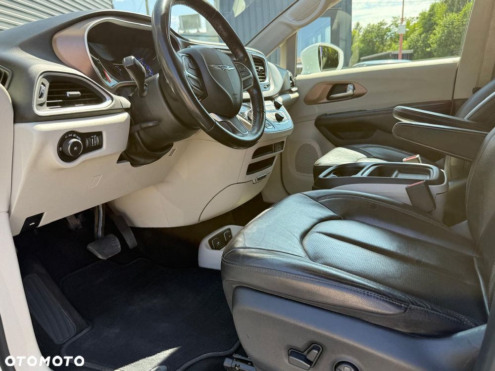 Chrysler Pacifica - 32