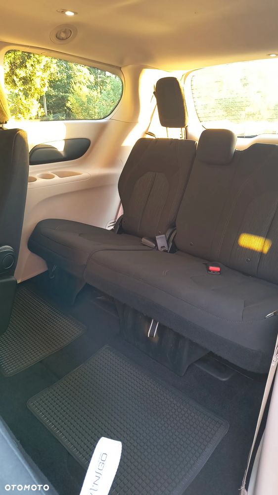 Chrysler Pacifica - 12