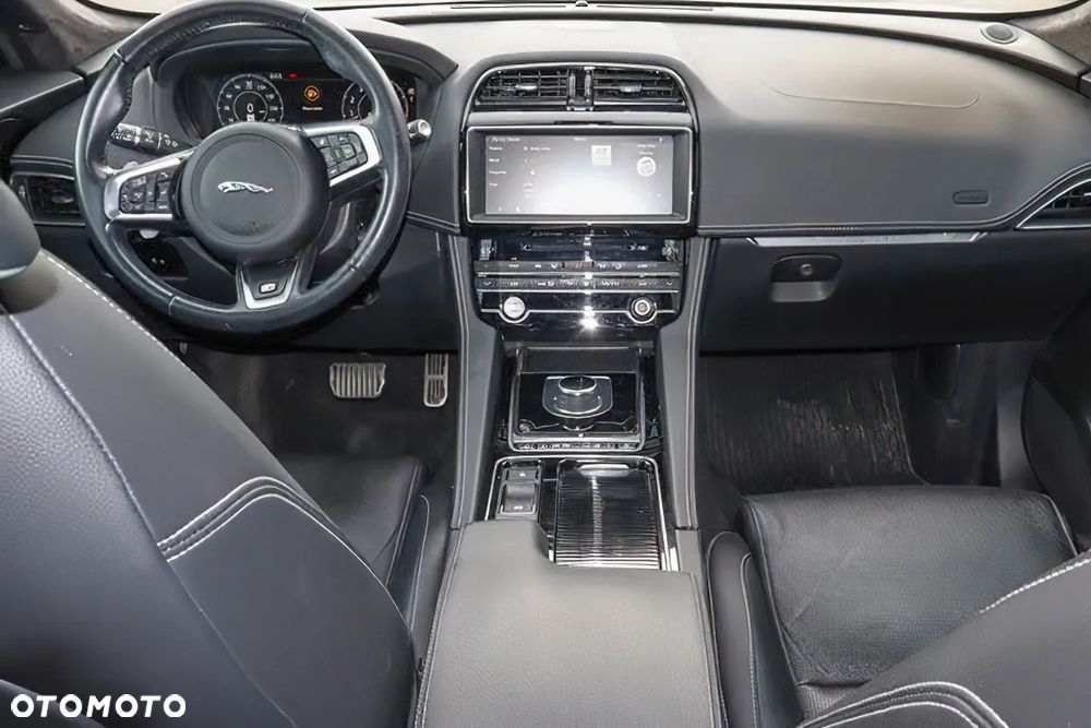 Jaguar F-Pace 30t AWD R-Sport - 9