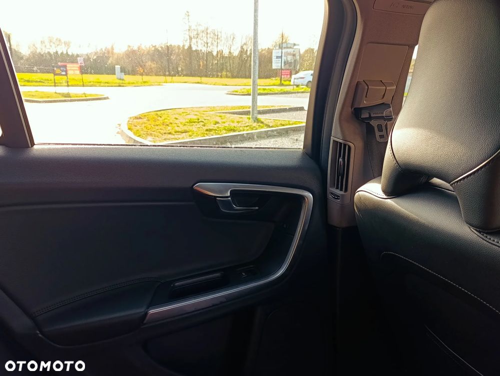 Volvo V60 D2 Momentum - 14