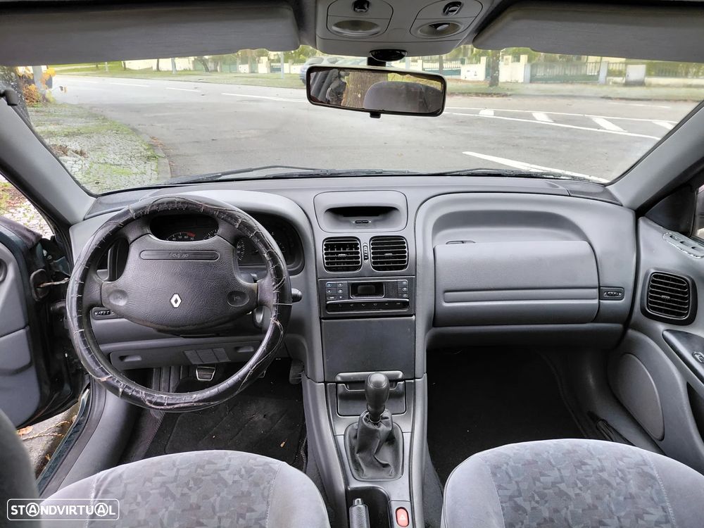 Renault Laguna 1.8 RXE - 8