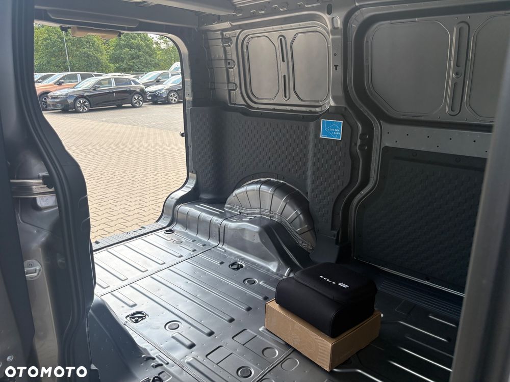 Kia Pv5 - 10
