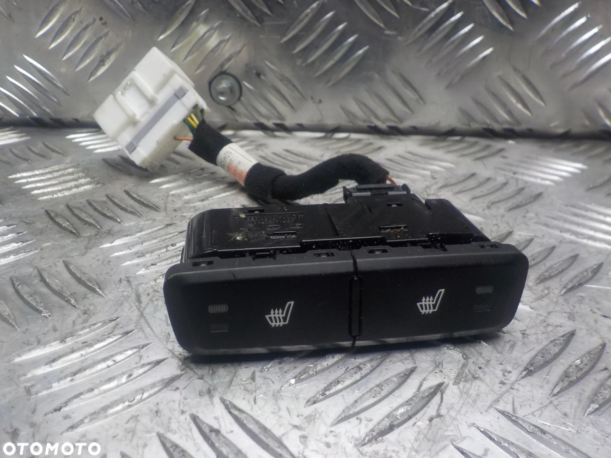 KIA OPTIMA III PRZYCISK GRZANIA FOTELI - 1