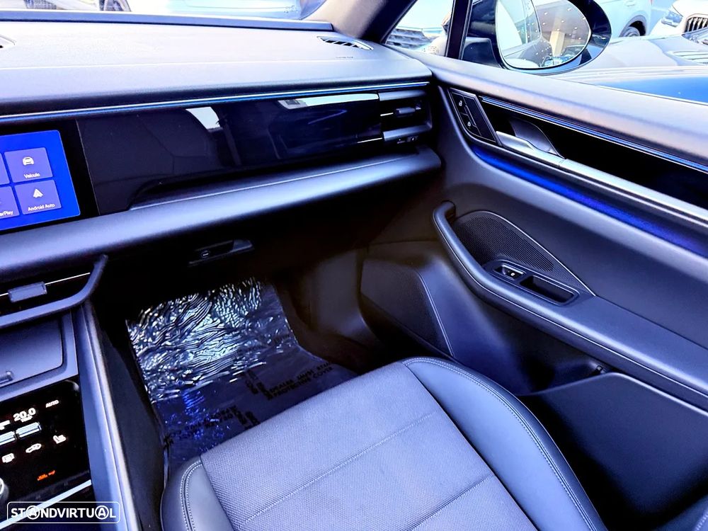 Porsche Macan Electric 4 - 21