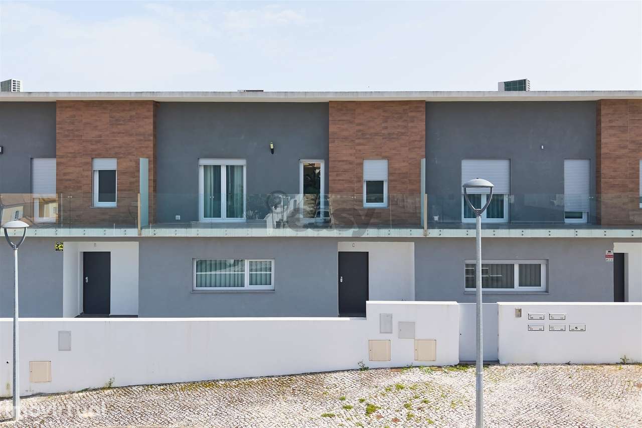 Moradia T4 em Condomínio Privado com Piscina e Garagem em Setúbal - Grande imagem: 2/45