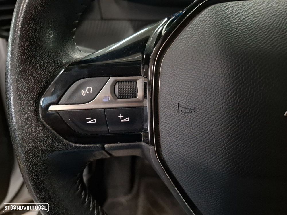 Peugeot 2008 1.2 PureTech Allure - 16