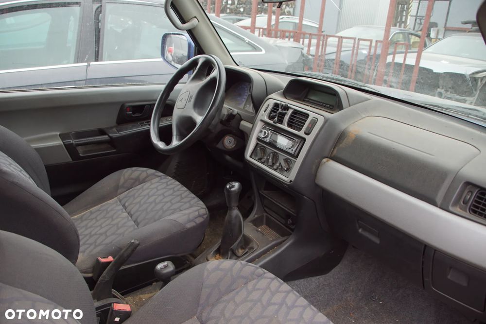 Auto na części - Mitsubishi Pajero Pinin 2.0 GDI 129 KM 4G94 V5M21 TH9B 2003R Silnik Skrzynia Drzwi Maska Błotnik Klapa Zderzak Lampa Lusterko Klamka Szyba Deska Kokpit Sterownik Moduł Czujnik Licznik Wyświetlacz Panel Kierownica - 14