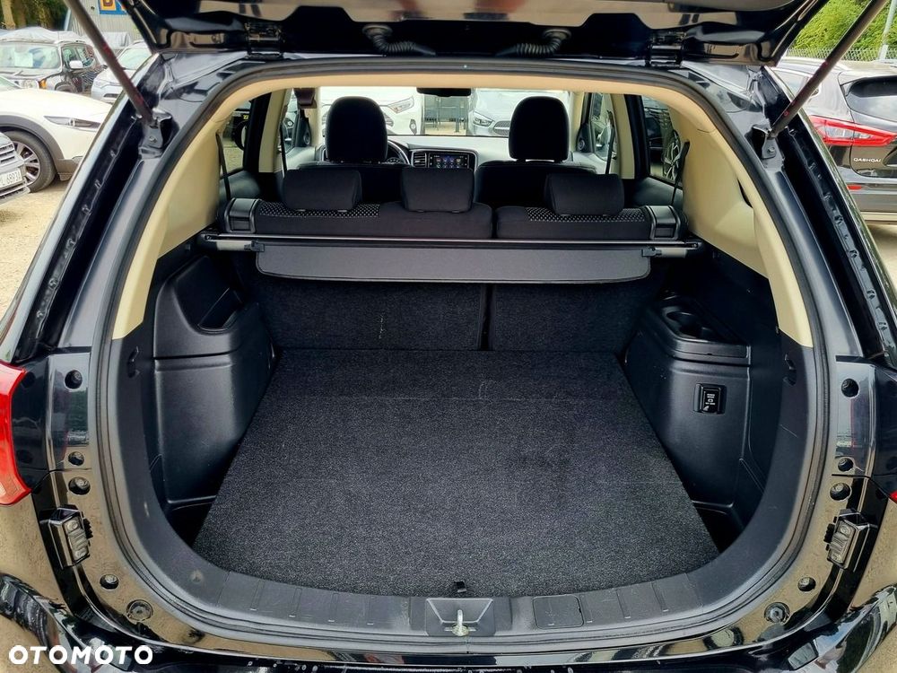 Mitsubishi Outlander 2.0 4WD Invite - 13