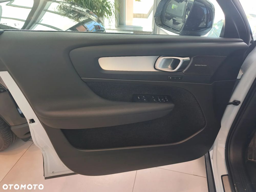 Volvo XC 40 B3 Plus Dark - 13