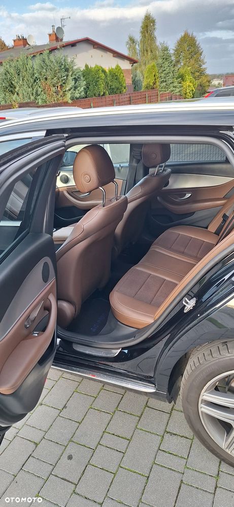 Mercedes-Benz Klasa E 220 d 4Matic T 9G-TRONIC Exclusive - 16