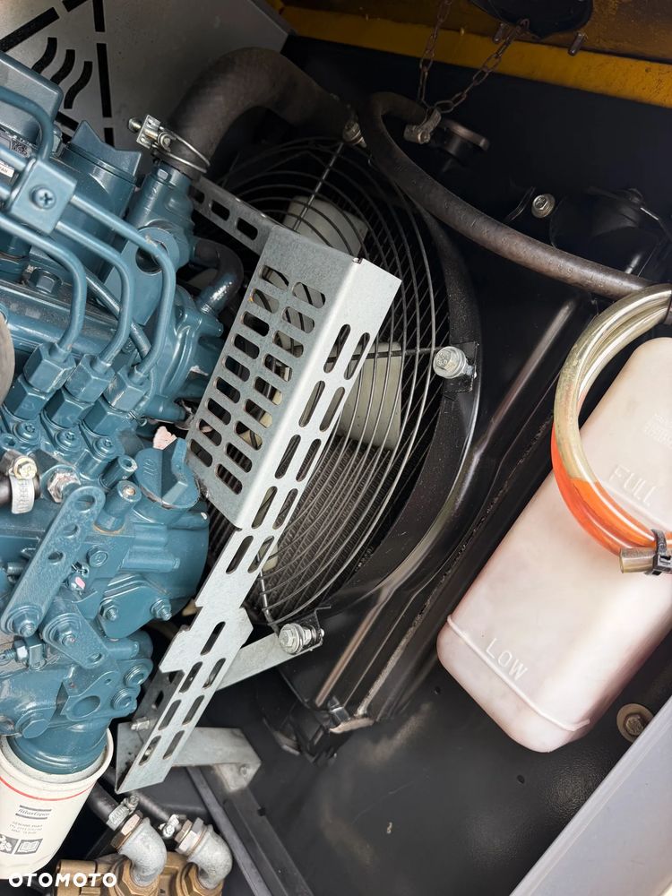 Atlas Copco QES 9 Agregat Prądotwórczy Generator prądu Wyciszony.  2018 rok. Silnik KUBOTA 3 cylindry. Agregat do pracy ciągłej. 2 x 400 VOLT oraz 230. Agregat w Bardzo ładnym stanie jak z Salonu. Sprowadzony z Norwegii. Agregat posiada bardzo dużo zabezpieczeń prądowych. Bezpieczna maszyna! Prądnica MECCALTE ECP3 1L4 najlepsza marka światowa! OKAZJA TANIO Profesjonalny przemysłowy sprzęt! Dokumenty inst. obsługi - 27