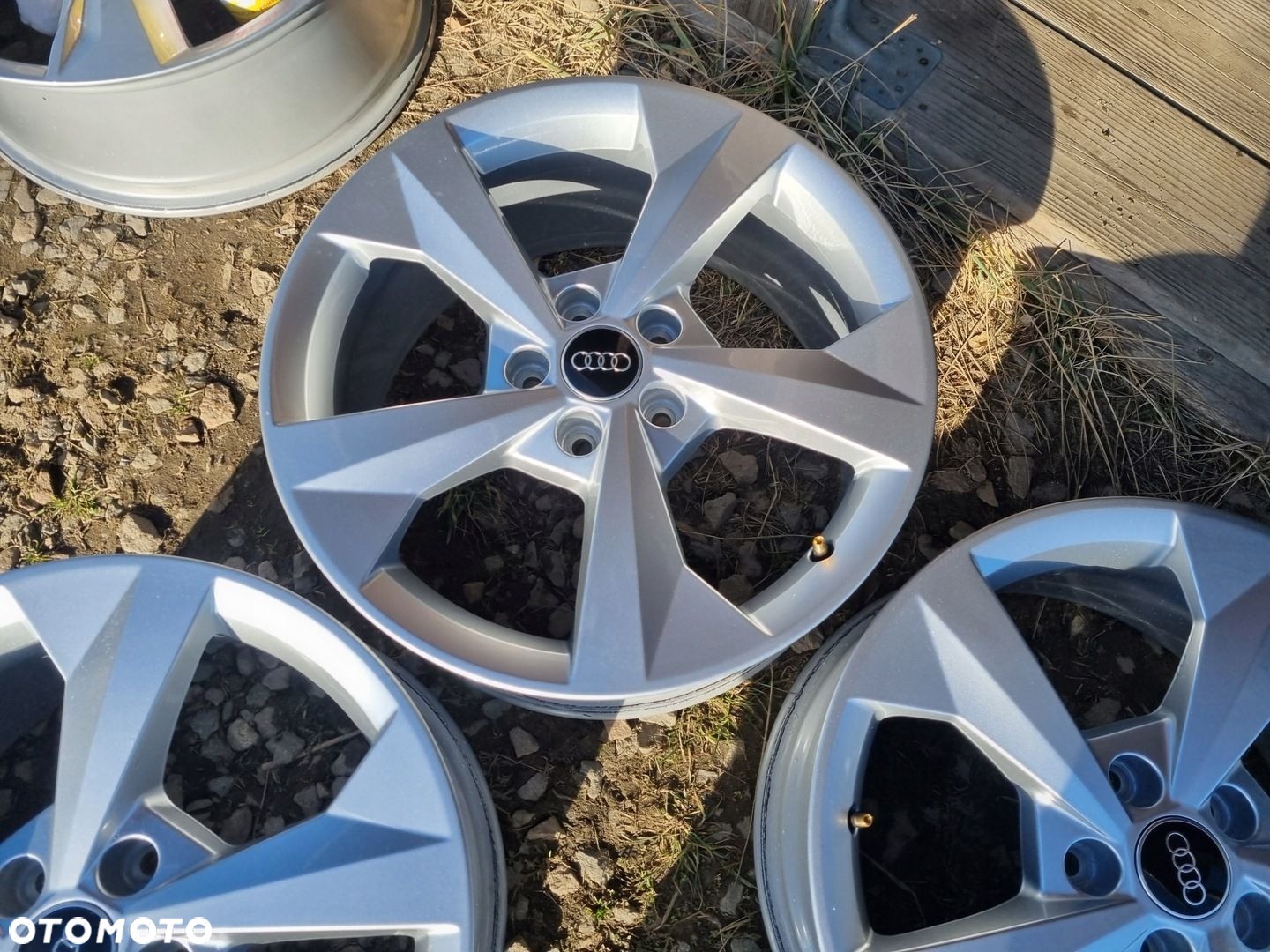 AUDI 8Y0 A3,Q3,VW GOLF,SKODA,SEAT LEON alu 8X18 ET44 5X112 4szt.super stan - 4