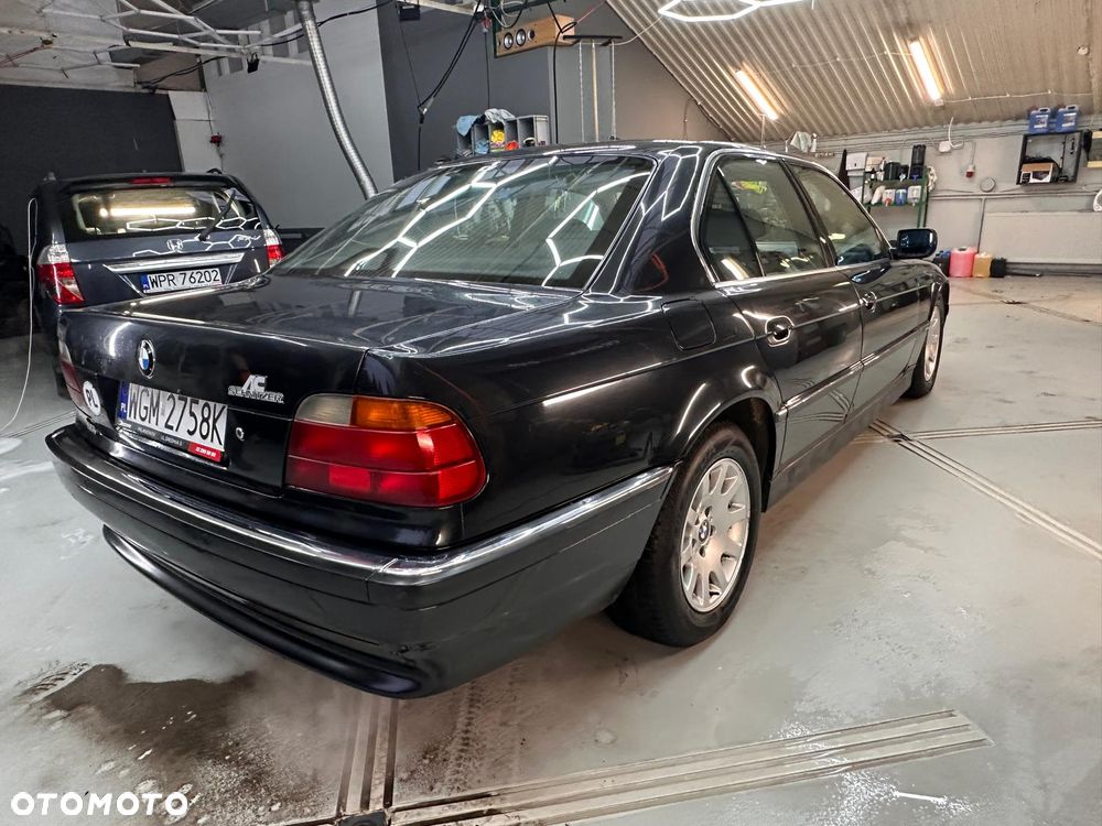 BMW Seria 7 750i - 8