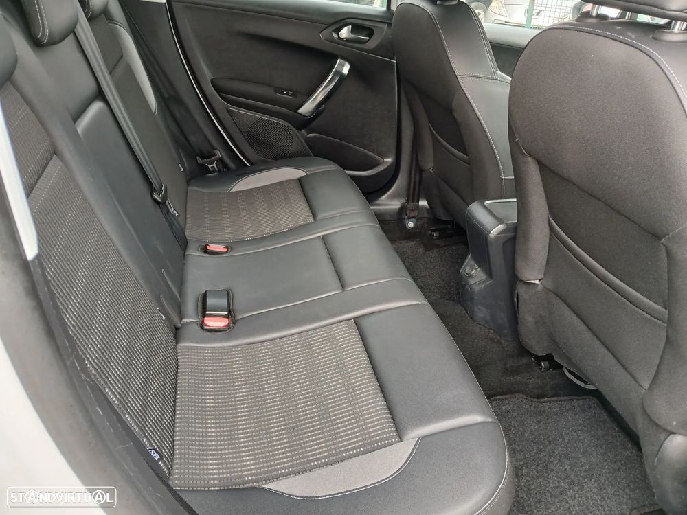 Peugeot 2008 1.2 PureTech Style - 23