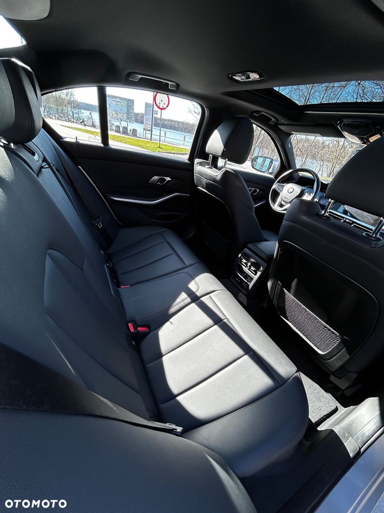 BMW Seria 3 330i xDrive Sport Line - 16