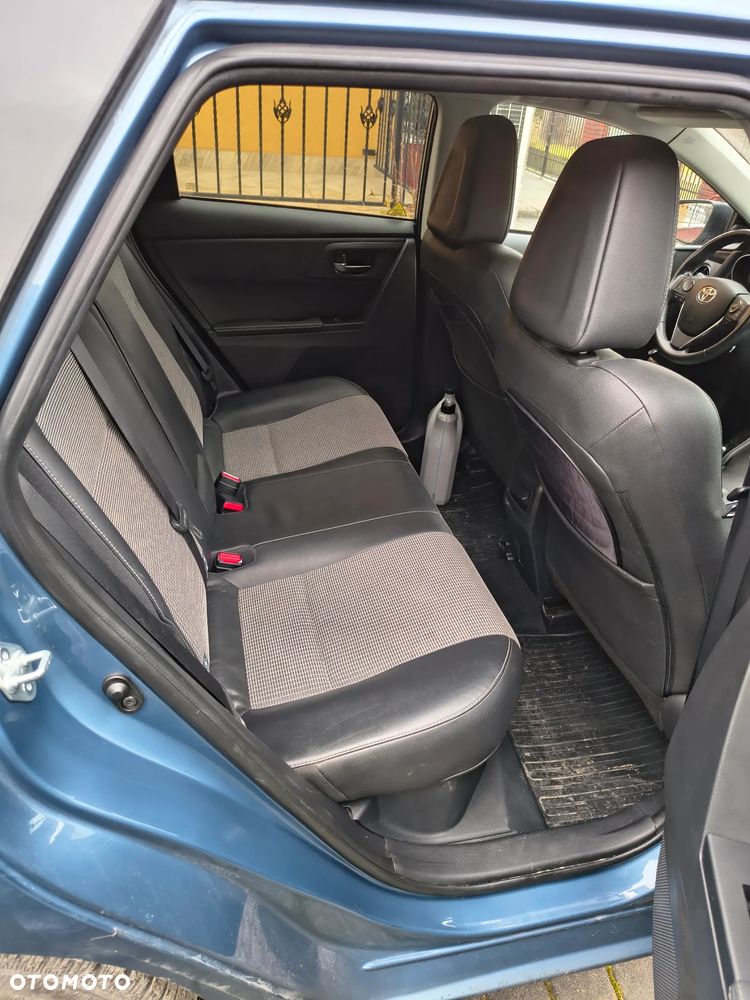 Toyota Auris 1.8 Executive - 9